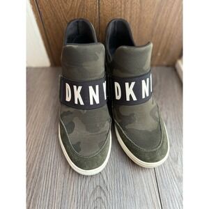 DKNY Camouflage Wedge Sneakers‎ Women's Size 8.5 M Green Suede Comfort